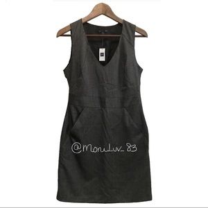 ✨NEW✨GAP v neck sleeveless sheath lined dress with pockets size 4